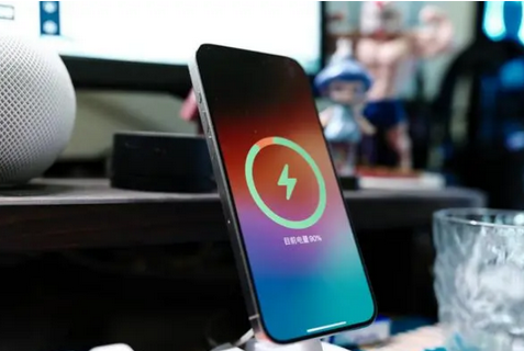 麻洋镇苹果15换屏服务分享用什么充电器给iPhone15充电更好 